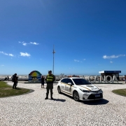 Viatura com policial militar ao lado, posicionada em ponto-base em Capão da Canoa
