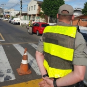 Policiais militares em via pública fazendo barreira de fiscalização no trânsito