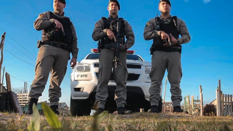 Policiais do 8º BPM durante operação