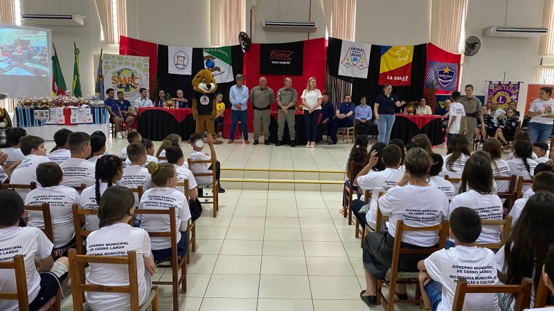 Alunos e autoridades na Formatura