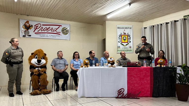 Mesa autoridades, leão e instrutora Proerd