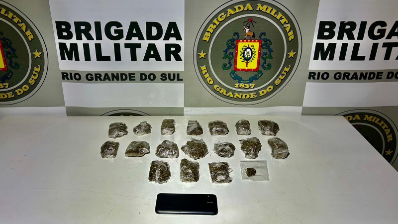 Drogas apreendidas e celular