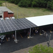 Estacionamento coberto por placas solares