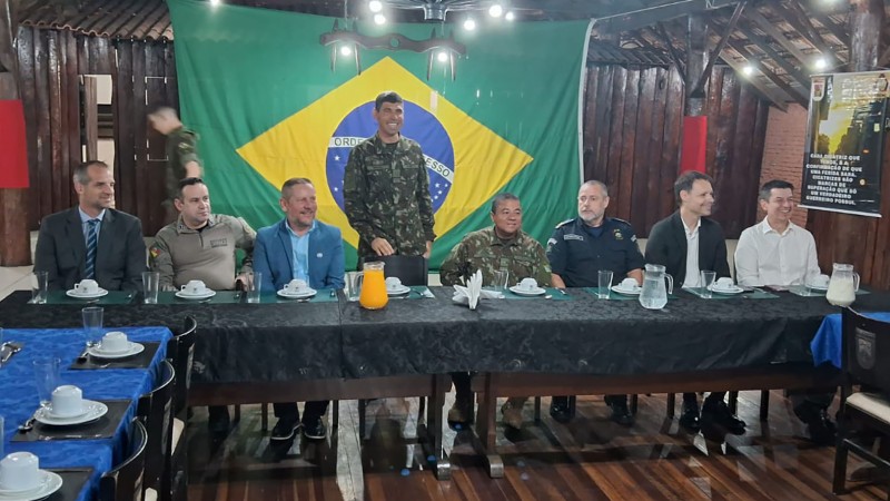 comandante do 25º BPm em café da manhã com autoridades