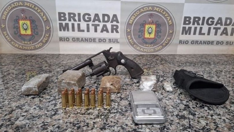 UM REVOLVER, DROGA, MUNIÇÕES, BALANÇA DE PRECISÃO