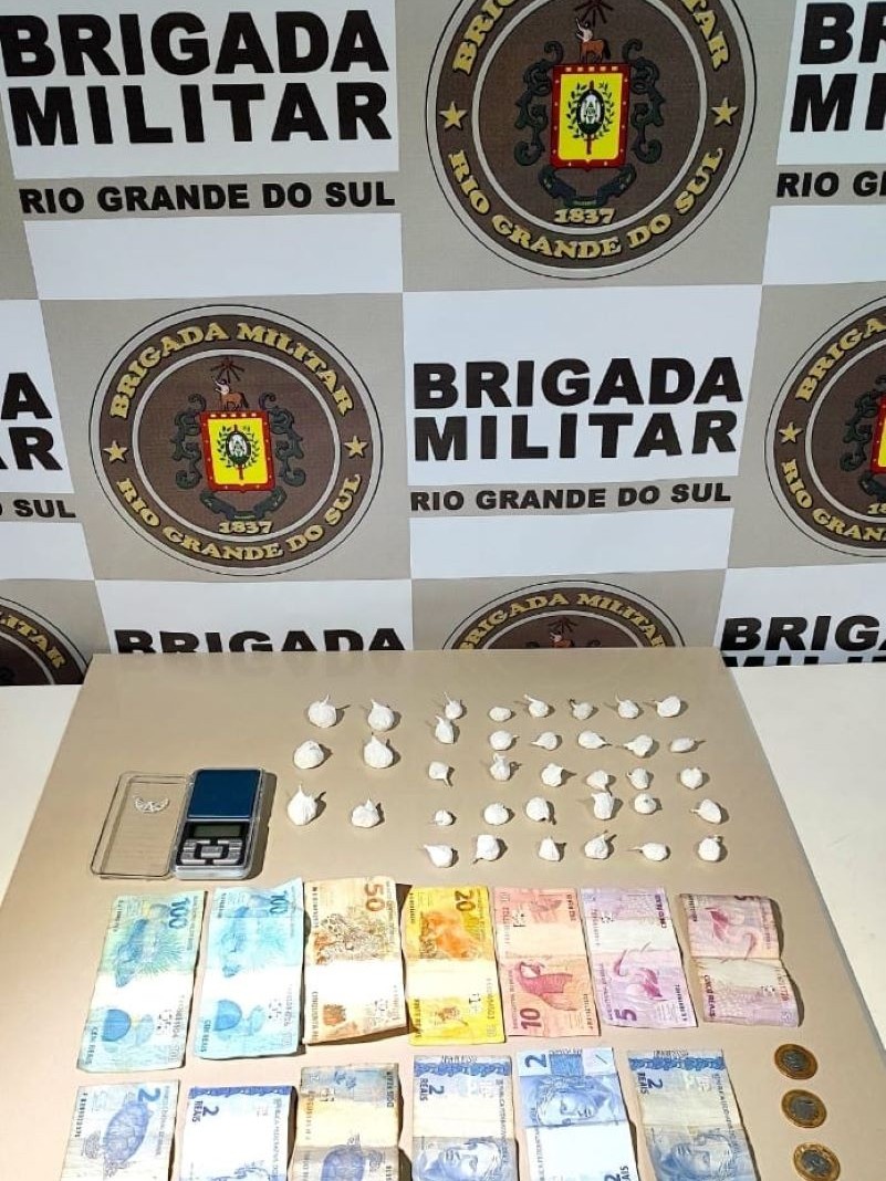 Apreensão de droga, balança de precisão e dinheiro