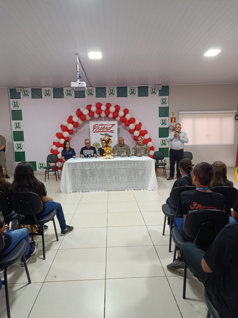 Mesa de autoridades na formatura do Proerd