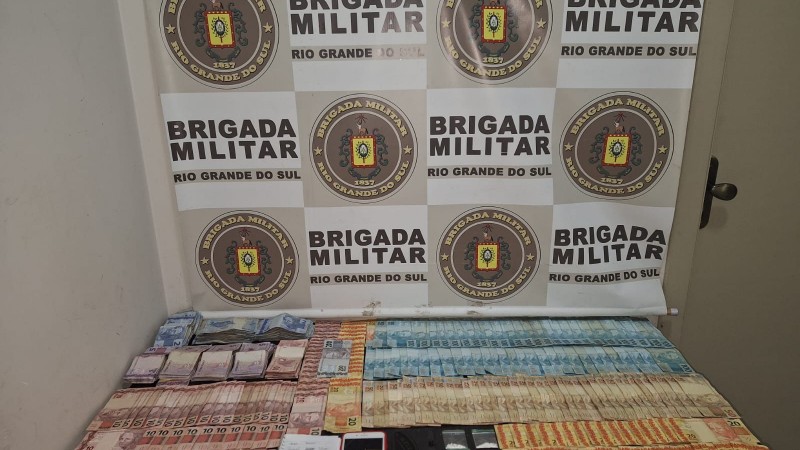 Na foto contém droga e dinheiro