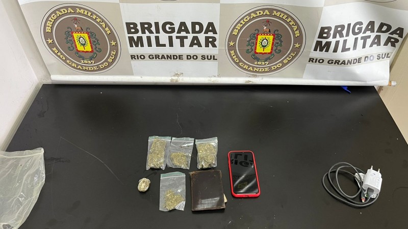 Na foto contém maconha e telefone