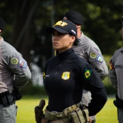 oficiais e praças BM e uma PRF
