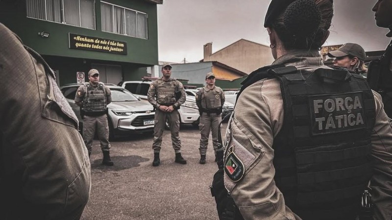 Policiais militares reunidos durante operação