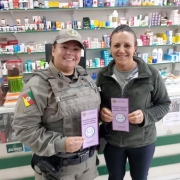Policial militar durante ações da patrulha Maria da Penha 2