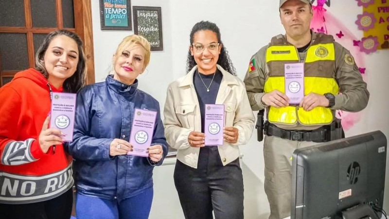 Policial militar durante ações da patrulha Maria da Penha