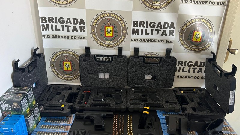 Na foto contém seis armas de fogo, pistolas e grande quantidade de munições