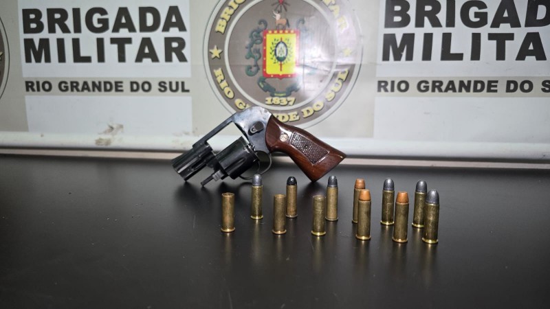 Na foto contém um revólver e munições