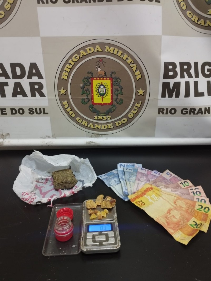 Na foto contém droga e dinheiro