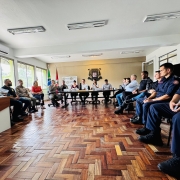 orgãos de segurança reunidos em reunião a3