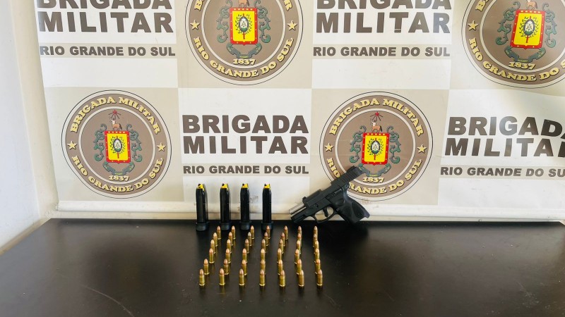 Na foto contém uma arma de fogo, 4 carregadores e munições