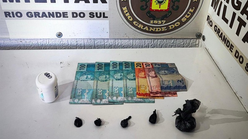 Na foto contém dinheiro e drogas