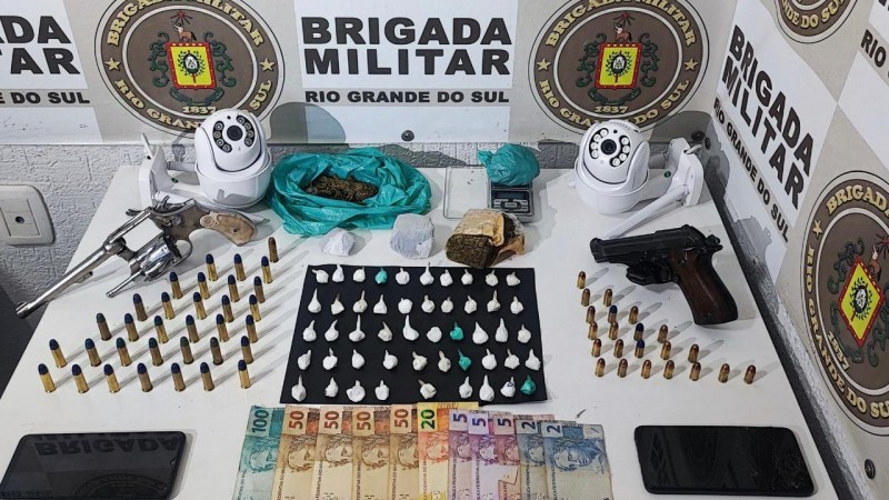 Na foto, contém armas, droga, dinheiro, câmeras e telefones celulares