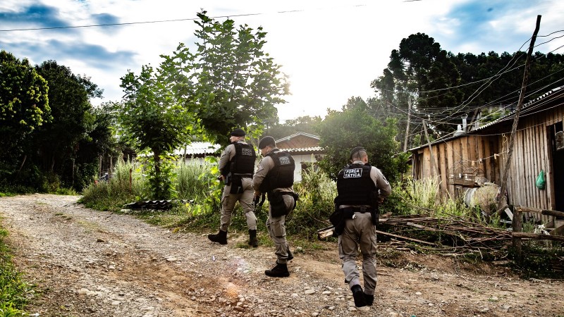 Força Tática do 36 BPM durante patrulhamento no bairro Industrial, em farroupilha