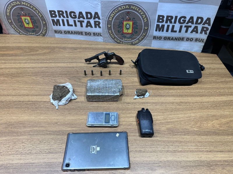 Brigada Militar efetua prisão de indivíduo por tráfico de drogas e porte ilegal de arma de fogo em Santa Maria