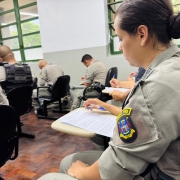 Policial fazendo prova sobre TASER