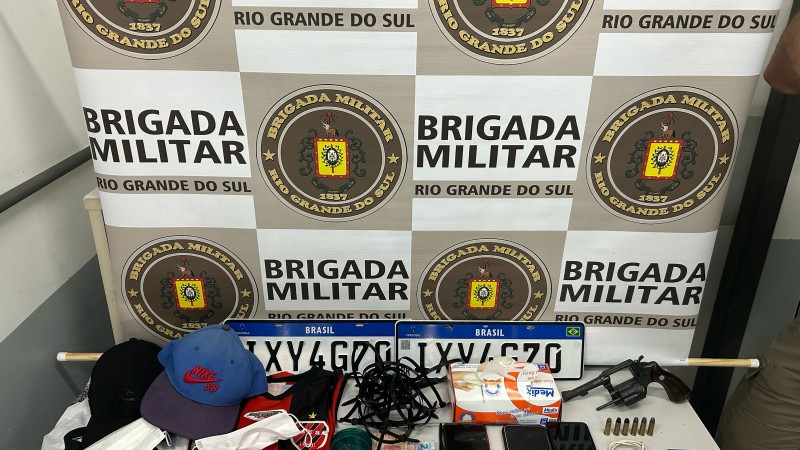 material e arma apreendida pela BM