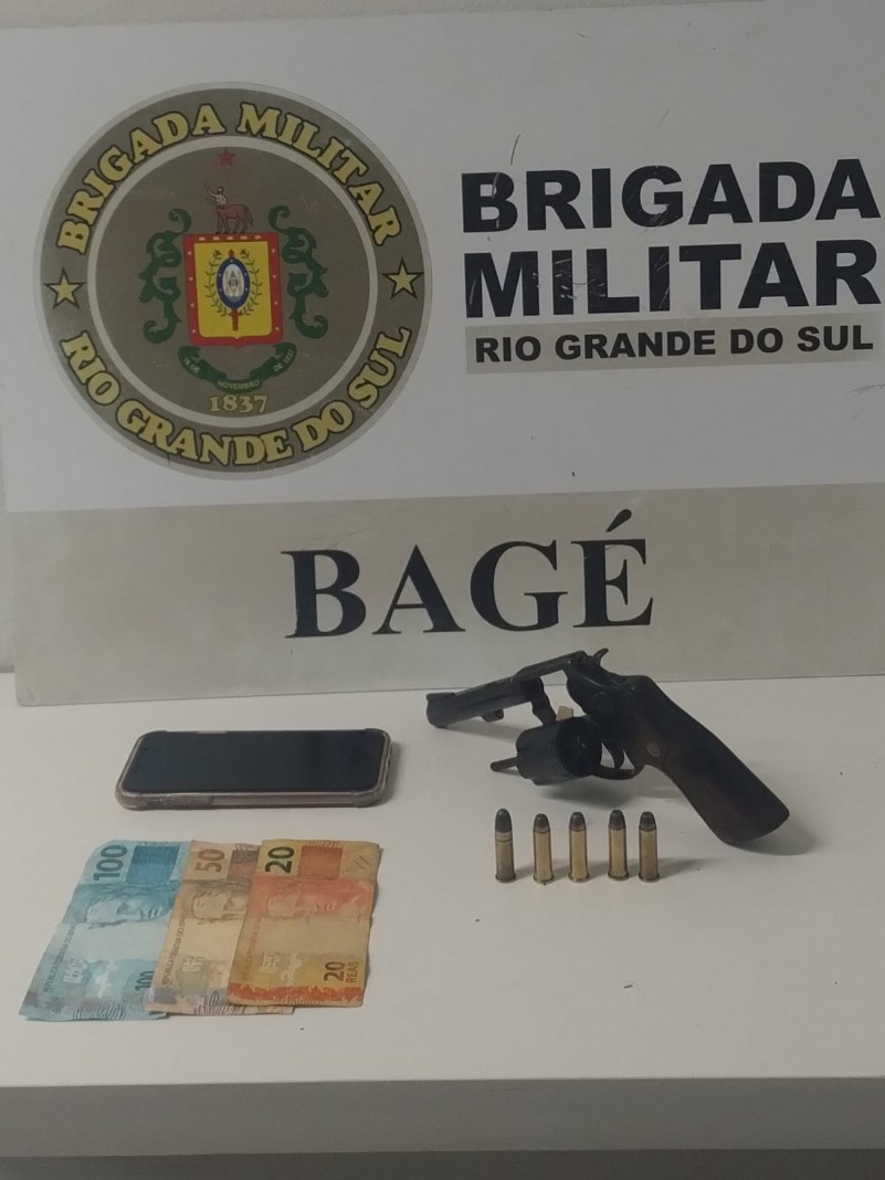 Cédulas (dinheiro), um celular, um revolver e munições apreendidas