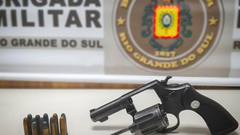 Na foto contém um revólver e munições
