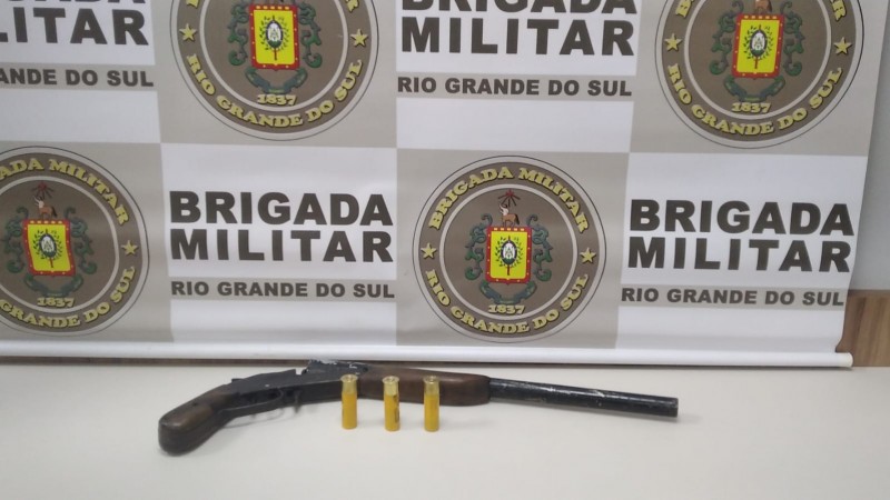 Na foto contém uma arma de fogo e 3 munições
