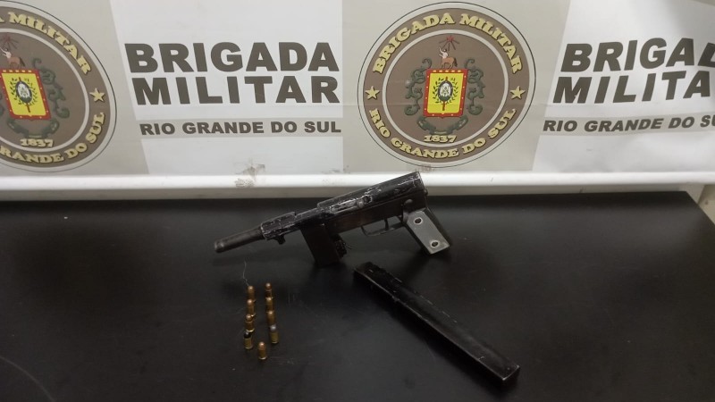 Na foto contém uma arma de fogo modelo artesanal