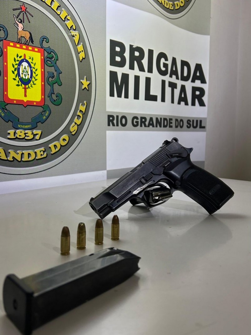 Na foto cont&eacute;m uma pistola, 1 carregador e 4 muni&ccedil;&otilde;es