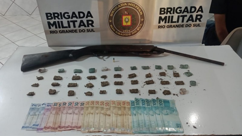 Drogas e armas apreendidas