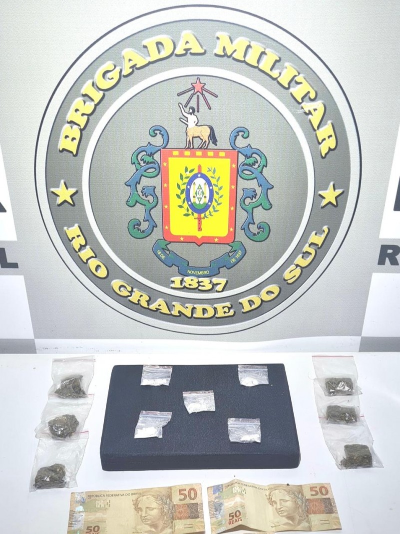 Na foto contém drogas e dinheiro
