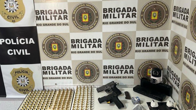 Na foto contém três armas de fogo, muitas munições e droga
