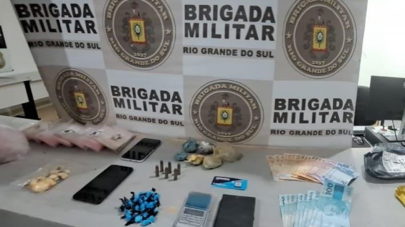 Material apreendido em frente ao banner da BM.