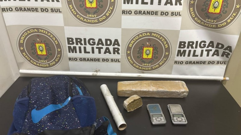 Na foto contém drogas e balança de precisão