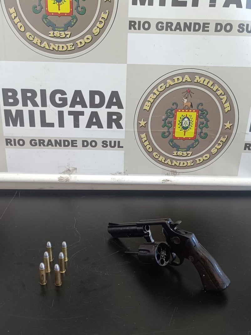 Na foto contém um revólver e 6 munições