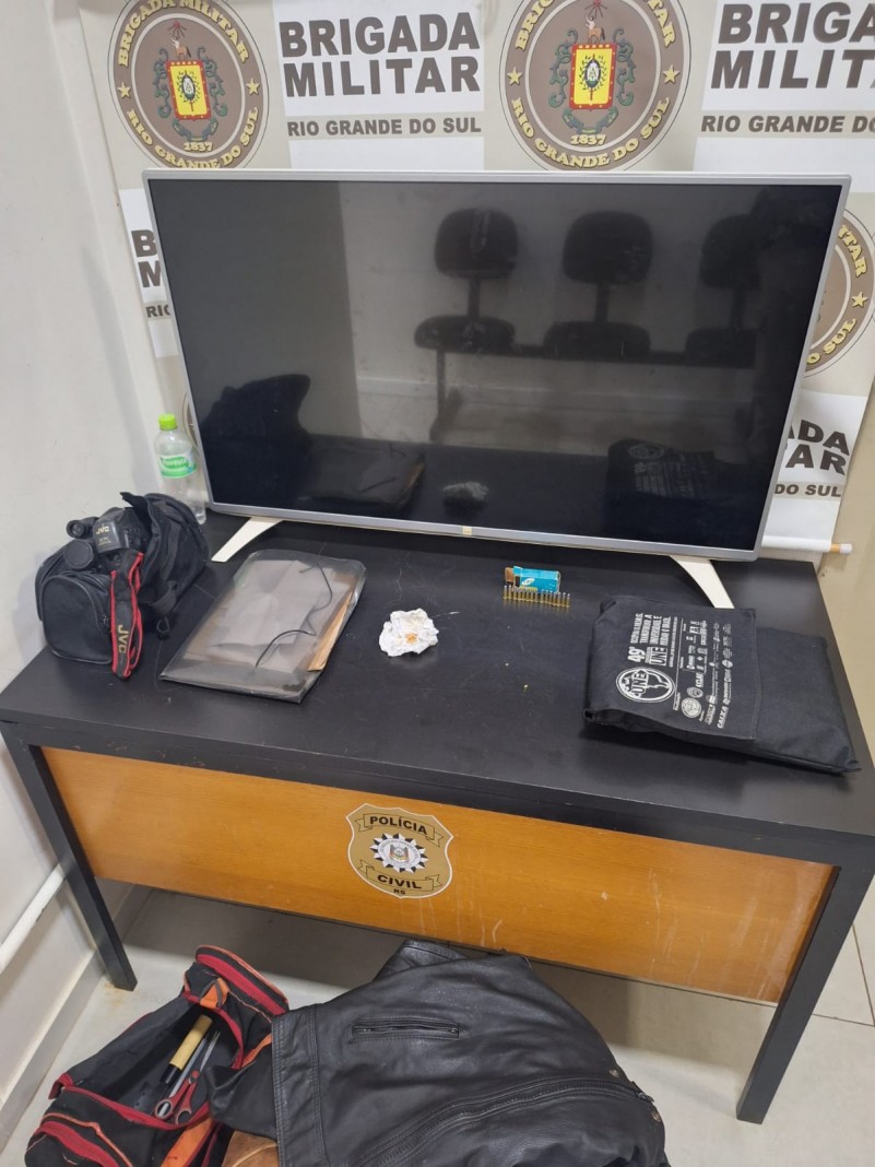 Na foto contém droga, mochilas, televisão e outros objetos furtados