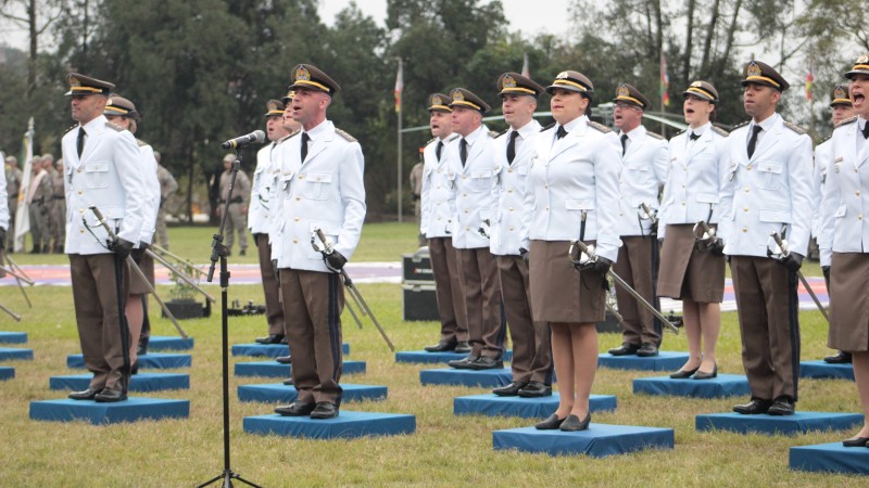Imagem mostra formatura de capitães da Brigada Militar.