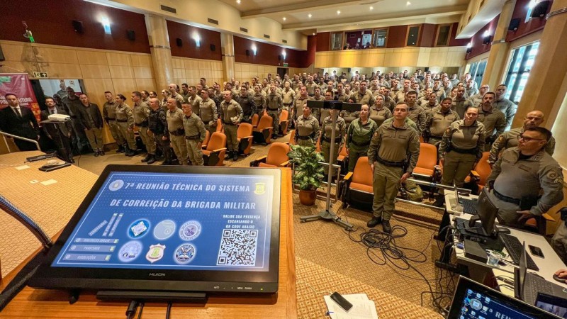 Foto mostra os participantes do evento perfilados durante a execução do Hino Nacional