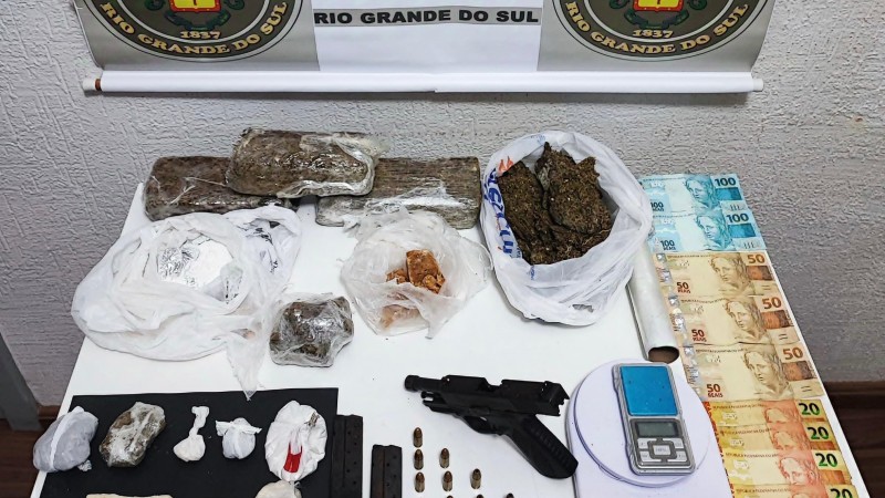 Na foto contém droga, uma pistola, dinheiro, balança de precisão e munições