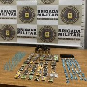 drogas e arma apreendida pela BM