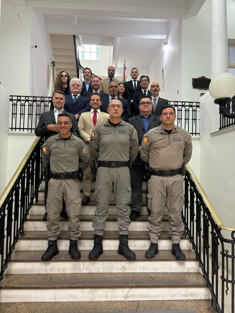 Foto mostra os oficiais da BM e os cônsules reunidos em uma escada no Quartel do Comando-Geral da BM