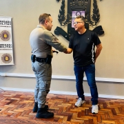 comandante entregando moeda ao sgt Specht (2)