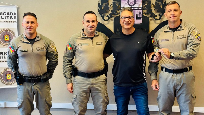 comandante entregando moeda ao sgt Specht (1)