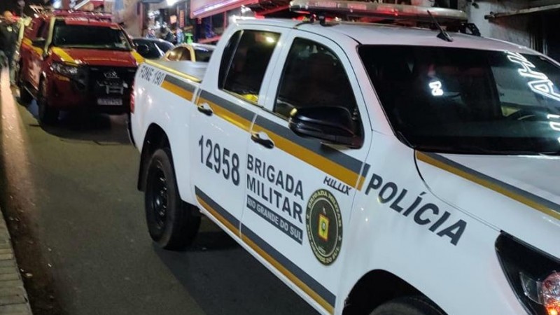 Na foto uma viatura da Brigada Militar e uma viatura dos Bombeiros