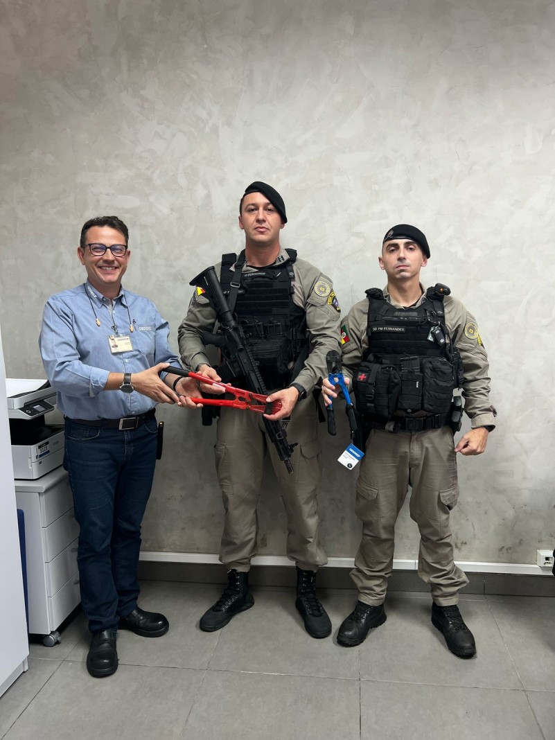 equipe FT recebendo doação