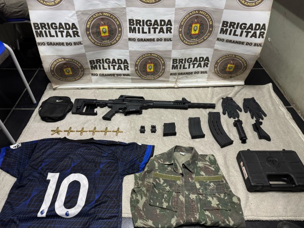 Material apreendido em frente ao banner da BM.